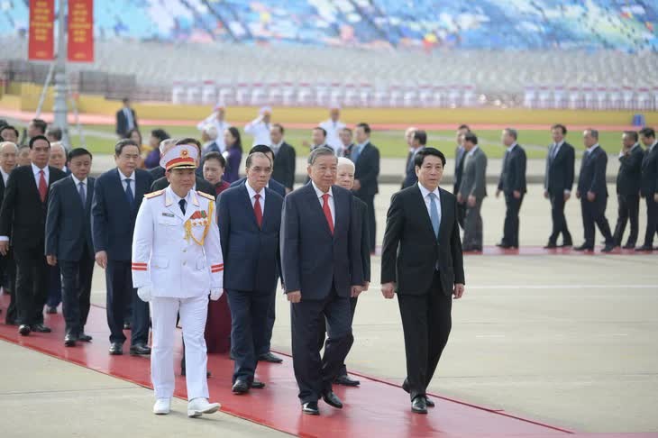 Tổng Bí thư Tô Lâm, Chủ tịch nước Lương Cường, nguyên Tổng Bí thư Nông Đức Mạnh và các đại biểu vào lăng viếng Chủ tịch Hồ Chí Minh Tổng Bí thư Tô Lâm, Chủ tịch nước Lương Cường, nguyên Tổng Bí thư Nông Đức Mạnh và các đại biểu vào lăng viếng Chủ tịch Hồ Chí Minh