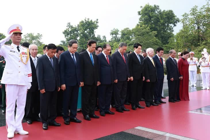 Đoàn lãnh đạo, nguyên lãnh đạo Đảng, Nhà nước tưởng niệm các anh hùng liệt sĩ  Đoàn lãnh đạo, nguyên lãnh đạo Đảng, Nhà nước tưởng niệm các anh hùng liệt sĩ