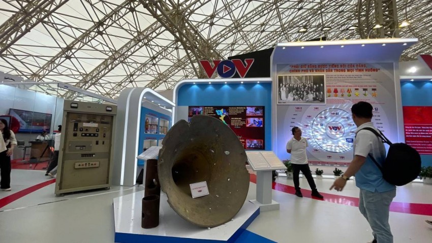 Chiếc loa phóng thanh vĩ tuyến lịch sử gây xúc động mạnh Chiếc loa phóng thanh vĩ tuyến lịch sử gây xúc động mạnh