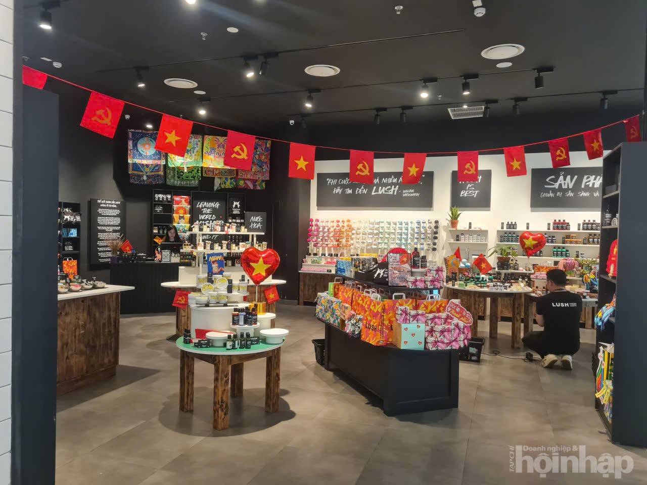 Hà Nội rợp cờ hoa, người dân háo hức trước lễ kỷ niệm 80 năm Quốc khánh 2/9