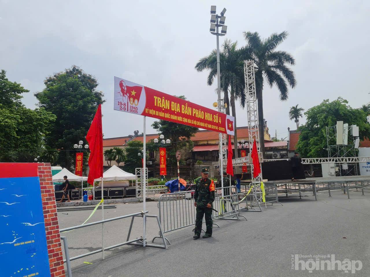 Hà Nội rợp cờ hoa, người dân háo hức trước lễ kỷ niệm 80 năm Quốc khánh 2/9