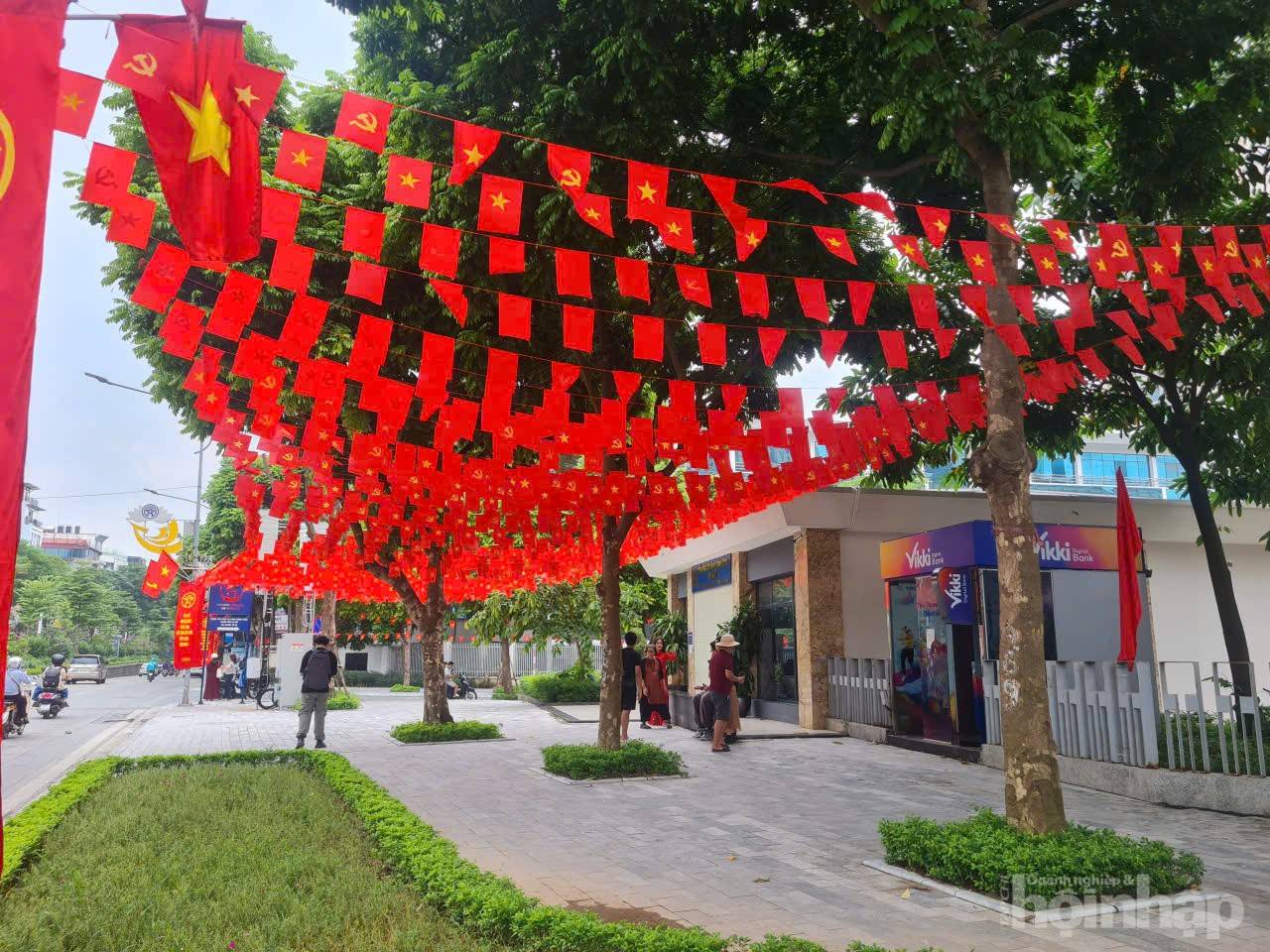 Hà Nội rợp cờ hoa, người dân háo hức trước lễ kỷ niệm 80 năm Quốc khánh 2/9