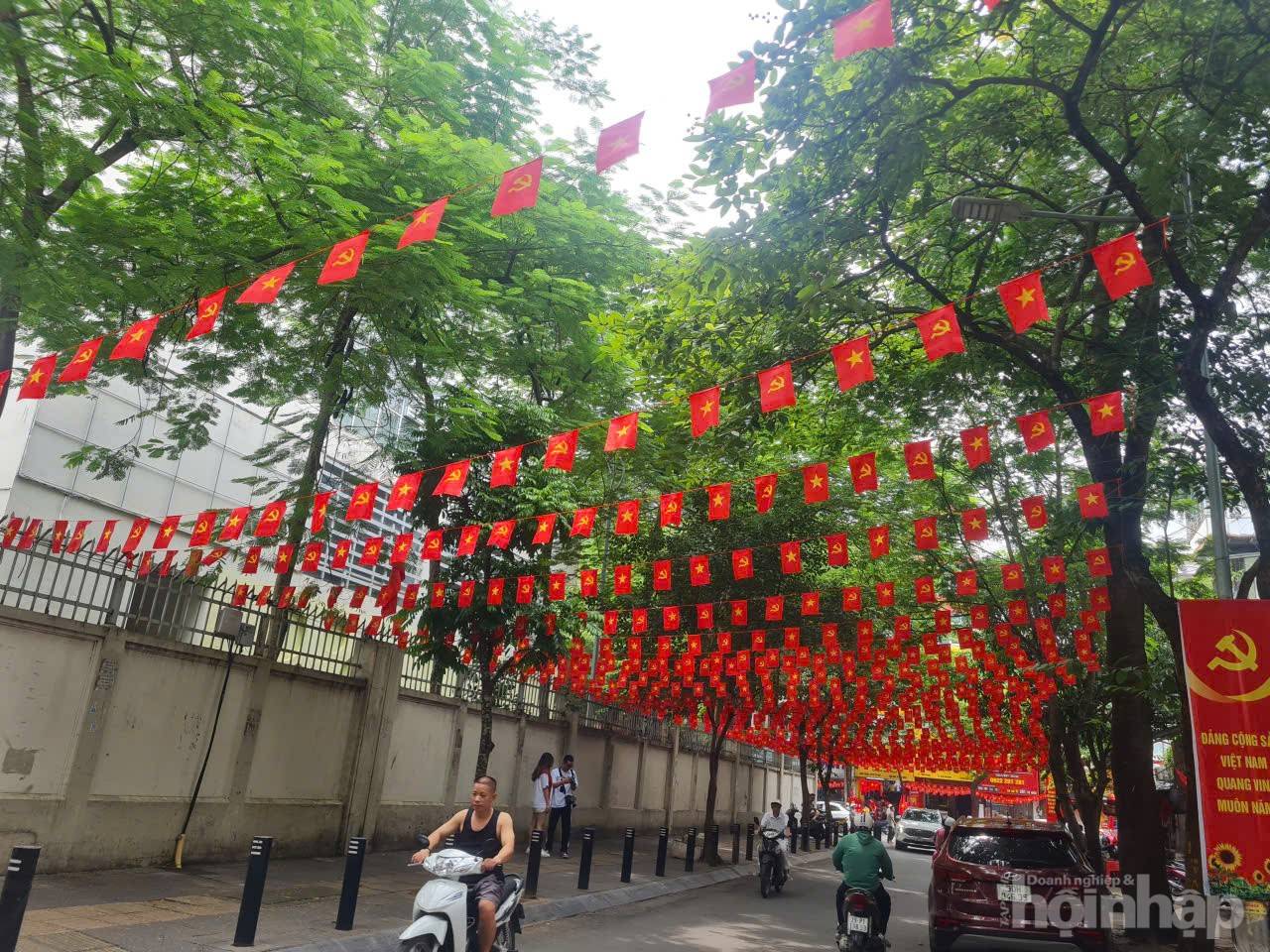 Hà Nội rợp cờ hoa, người dân háo hức trước lễ kỷ niệm 80 năm Quốc khánh 2/9