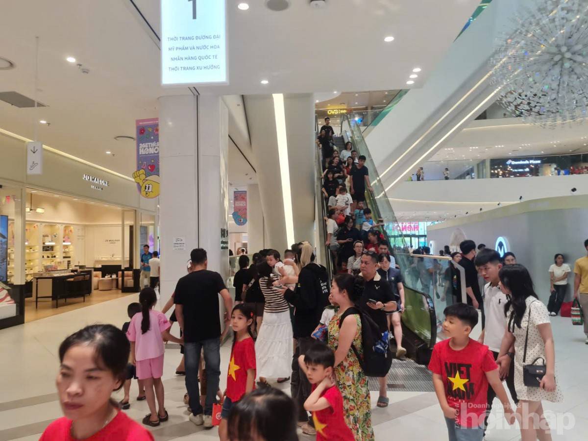 Hà Nội rợp cờ hoa, người dân háo hức trước lễ kỷ niệm 80 năm Quốc khánh 2/9