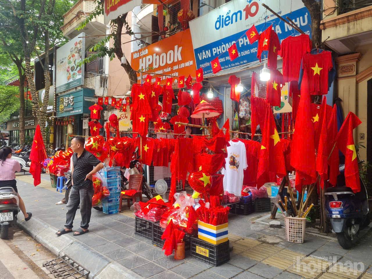 Hà Nội rợp cờ hoa, người dân háo hức trước lễ kỷ niệm 80 năm Quốc khánh 2/9