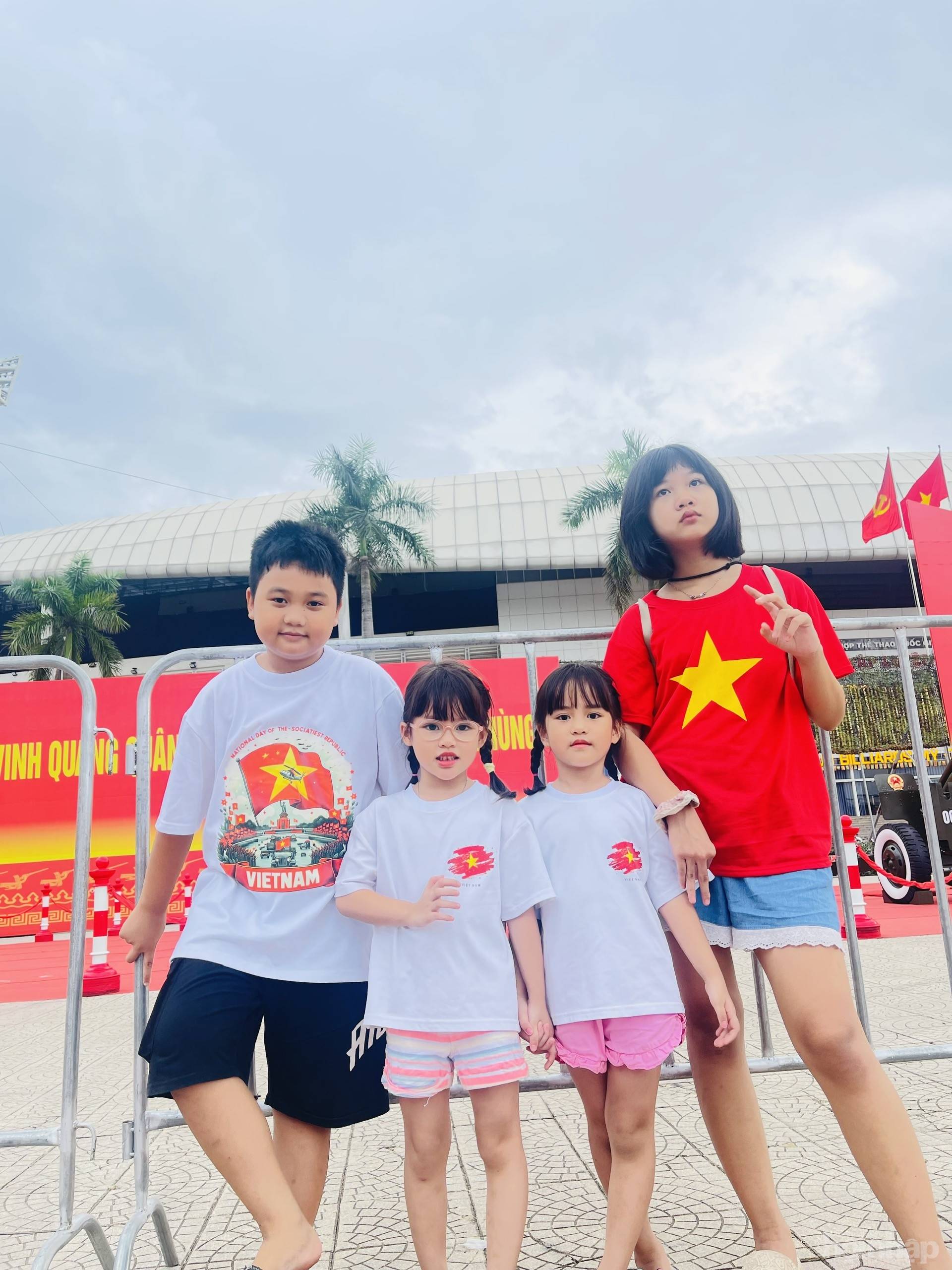 Hà Nội rợp cờ hoa, người dân háo hức trước lễ kỷ niệm 80 năm Quốc khánh 2/9