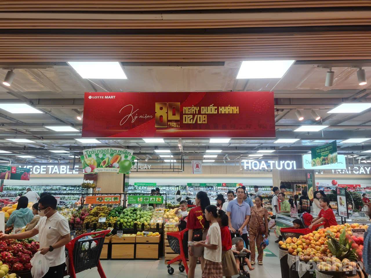 Hà Nội rợp cờ hoa, người dân háo hức trước lễ kỷ niệm 80 năm Quốc khánh 2/9