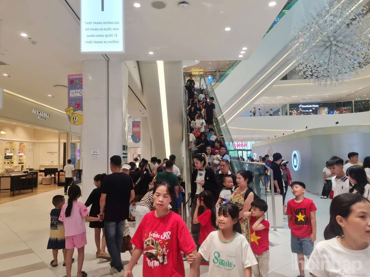 Hà Nội rợp cờ hoa, người dân háo hức trước lễ kỷ niệm 80 năm Quốc khánh 2/9