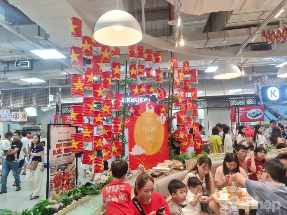 Hà Nội rợp cờ hoa, người dân háo hức trước lễ kỷ niệm 80 năm Quốc khánh 2/9