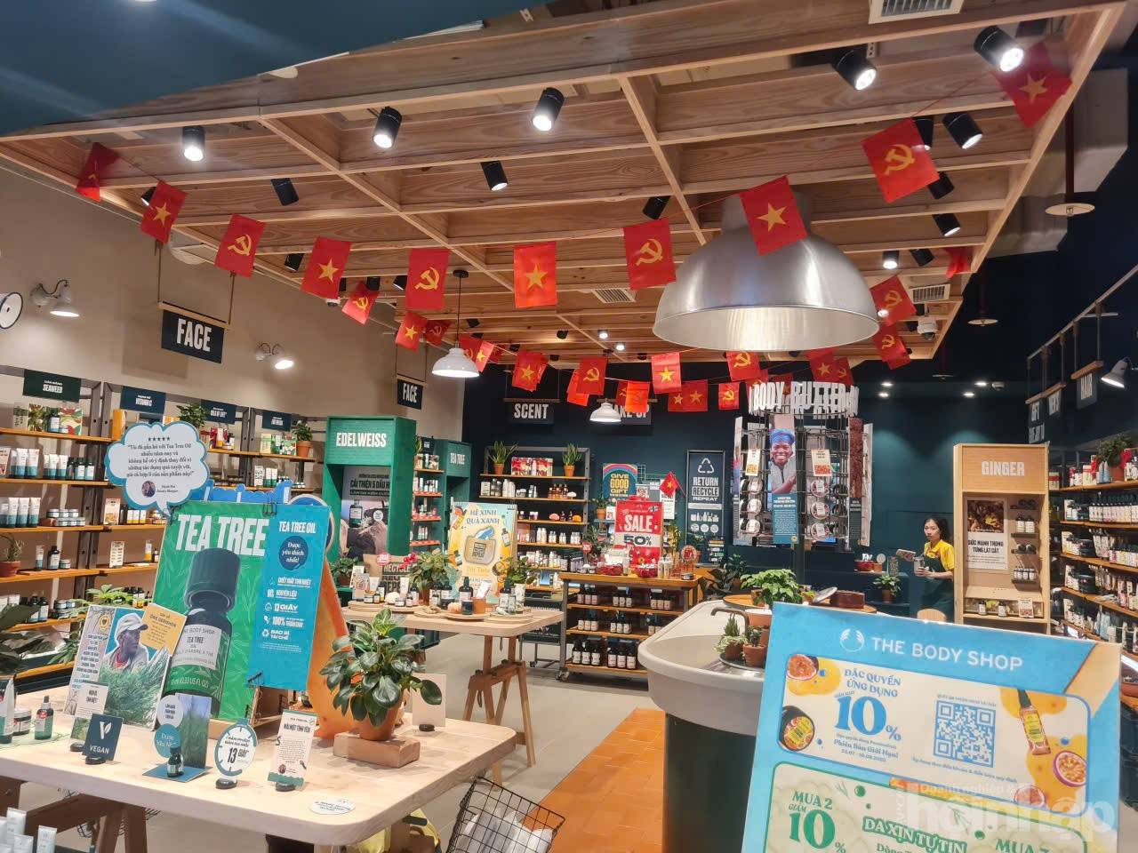 Hà Nội rợp cờ hoa, người dân háo hức trước lễ kỷ niệm 80 năm Quốc khánh 2/9