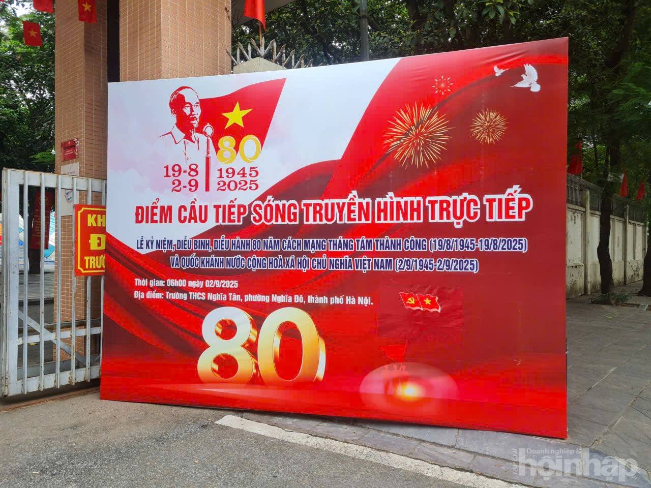 Hà Nội rợp cờ hoa, người dân háo hức trước lễ kỷ niệm 80 năm Quốc khánh 2/9