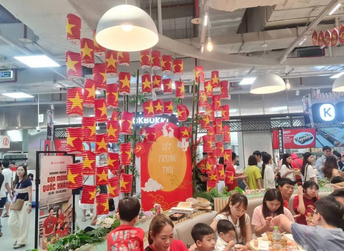 Hà Nội rợp cờ hoa, người dân háo hức trước lễ kỷ niệm 80 năm Quốc khánh 2/9