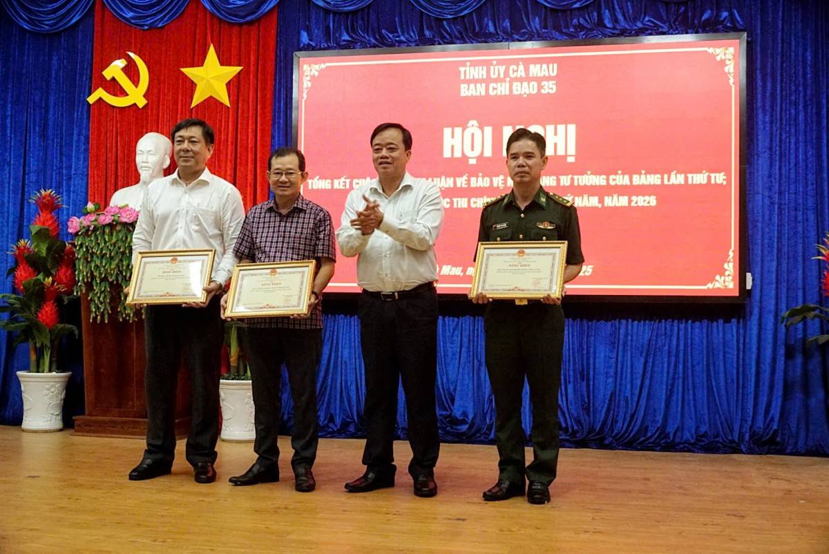 Phó Bí thư Thường trực Tỉnh ủy Cà Mau Huỳnh Quốc Việt (thứ 2 từ phải qua) vinh danh và tặng Bằng khen tập thể cho 3 đơn vị xuất sắc Cuộc thi trong năm 2025.