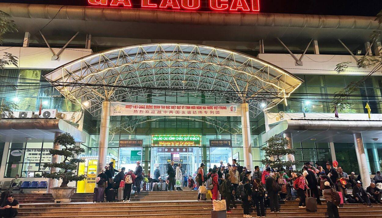 Lào Cai nhộn nhịp đón khách quốc tế bằng tàu hỏa, cơ hội vàng cho du lịch bứt phá