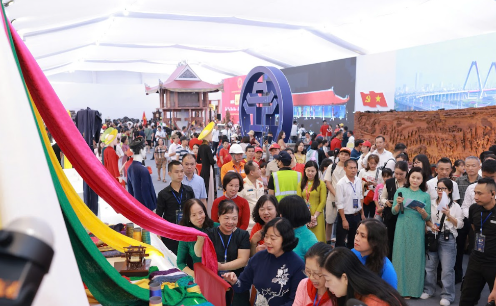 Bí thư Thành ủy Hà Nội Bùi Thị Minh Hoài tham quan các làng nghề truyền thống.