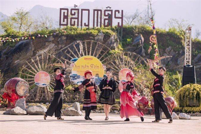 Lào Cai nhộn nhịp đón khách quốc tế bằng tàu hỏa, cơ hội vàng cho du lịch bứt phá