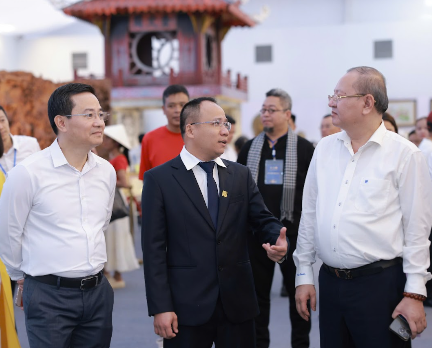 Ông Lại Thiên Phong trình bày giải pháp công nghệ Bản đồ sao số tới  ông Hoàng Văn Bằng (SN 1971), Giám đốc Trung tâm Thông tin điện tử thành phố và Tiến sĩ Trần Anh Tuấn, Giám đốc Sở Khoa học và Công nghệ