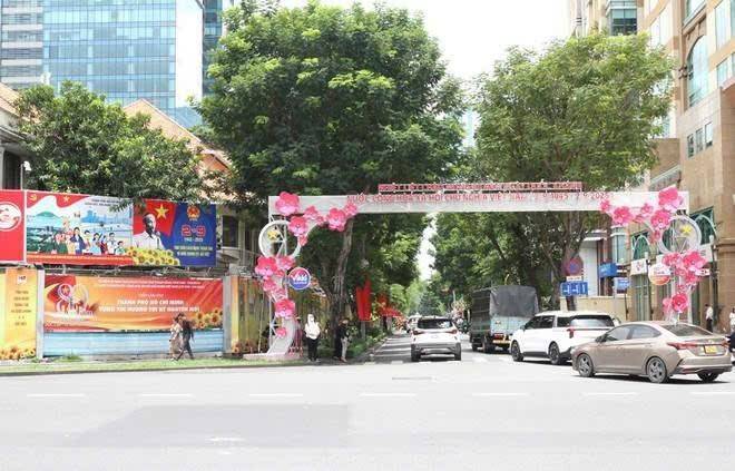 Các tấm pano, biểu ngữ được trang hoàng trên các tuyến phố Trung tâm