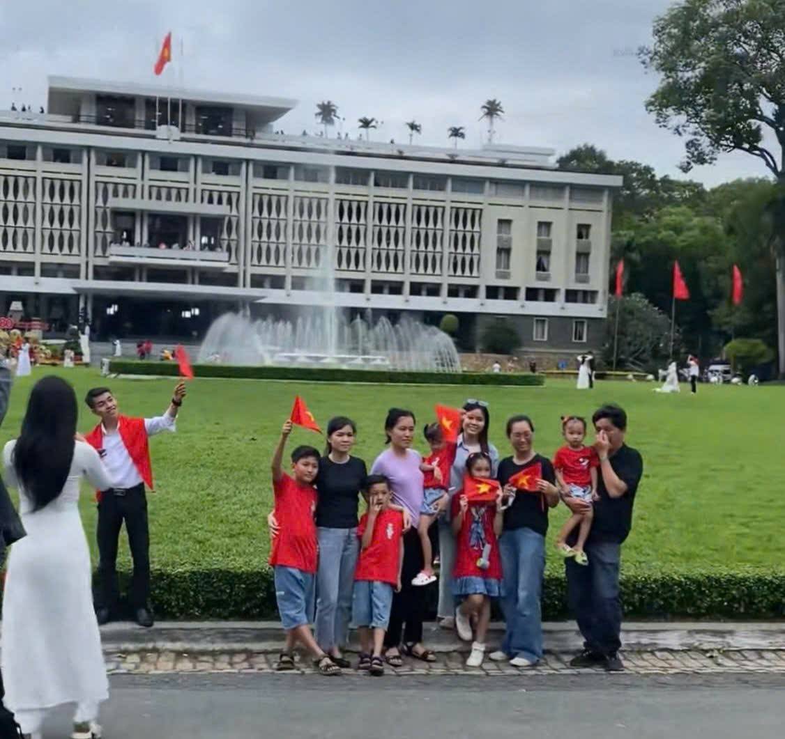 Nhiều bạn trẻ chọn địa điểm Dinh Độc Lập làm địa điểm “Check in” cũng như bày tỏ niềm tự hào dân tộc nhân dịp lễ 2/9