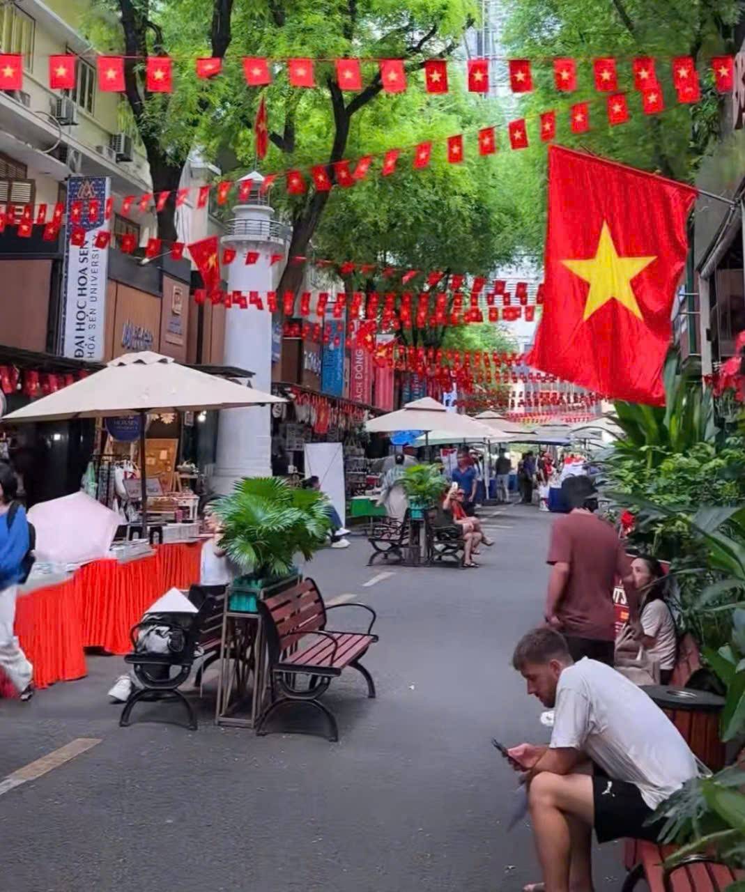 Khắp các con đường, tuyến phố của Thành phố mang tên Bác rợp cờ hoa, biểu ngữ chào mừng, lan tỏa niềm tự hào và khí thế mới trong dịp trọng đại lễ kỷ niệm 80 năm Cách mạng tháng Tám và Quốc khánh 2/9 của đất nước.