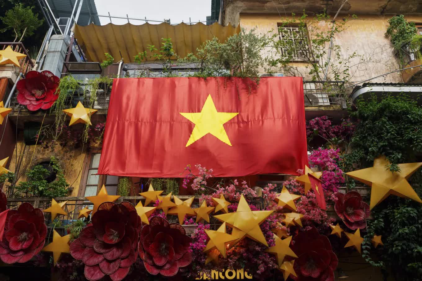 Một lá cờ Việt Nam khổng lồ treo trên ban công ở khu phố cổ Hà Nội, Việt Nam, thứ Hai, ngày 1 tháng 9 năm 2025. (Ảnh AP/Vincent Thian) Một lá cờ Việt Nam khổng lồ treo trên ban công ở khu phố cổ Hà Nội, Việt Nam, thứ Hai, ngày 1 tháng 9 năm 2025. (Ảnh AP/Vincent Thian)