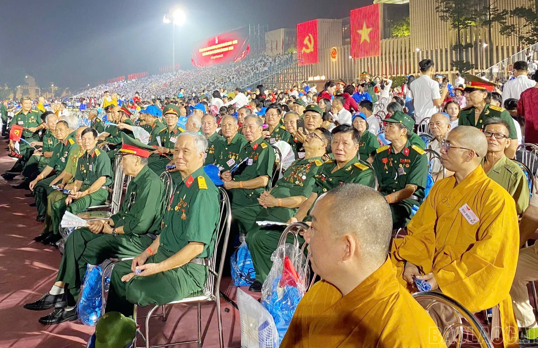 Đoàn đại biểu người có công, người dân tộc, chức sắc tôn giáo tỉnh Lào Cai dự buổi lễ.