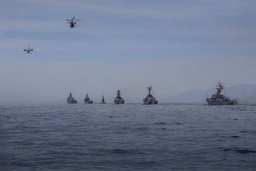 Biên đội máy bay DHC6 và trực thăng săn ngầm Ka28 cùng các biên đội tàu tên lửa tham gia diễu binh trên biển.