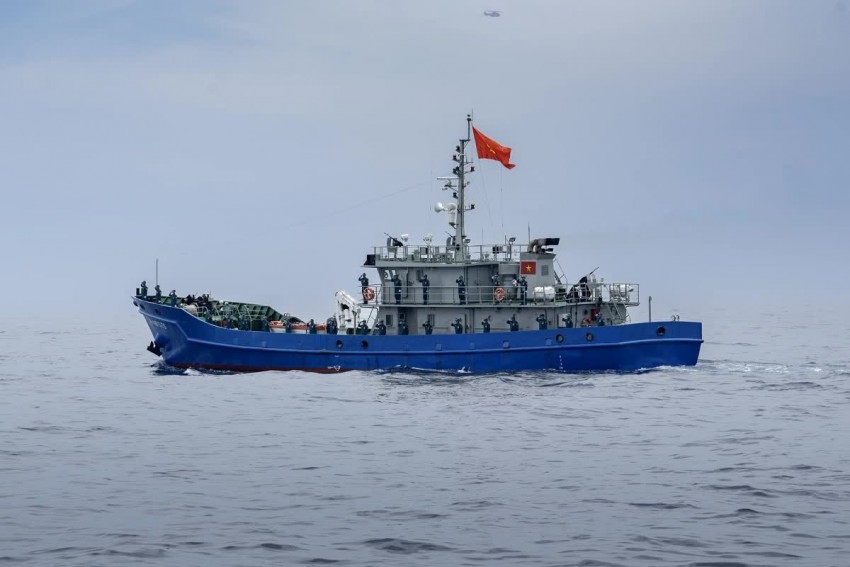 Biên đội tàu Hải đội dân quân thường trực tham gia diễu binh trên biển.