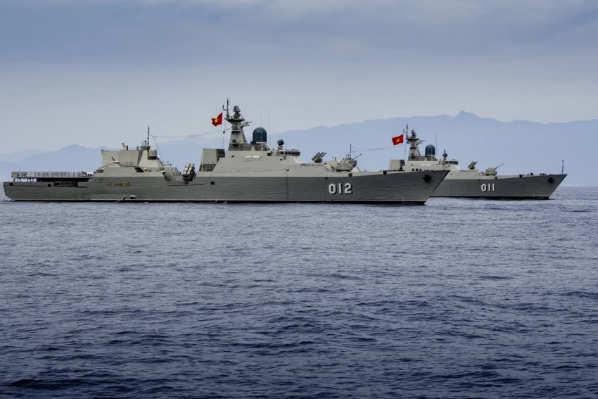 Biên đội tàu hộ vệ tên lửa 3.9 tham gia diễu binh trên biển