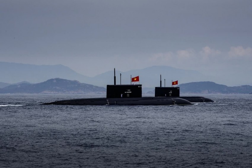 Biên đội tàu ngầm Kilo 636 tham gia diễu binh trên biển