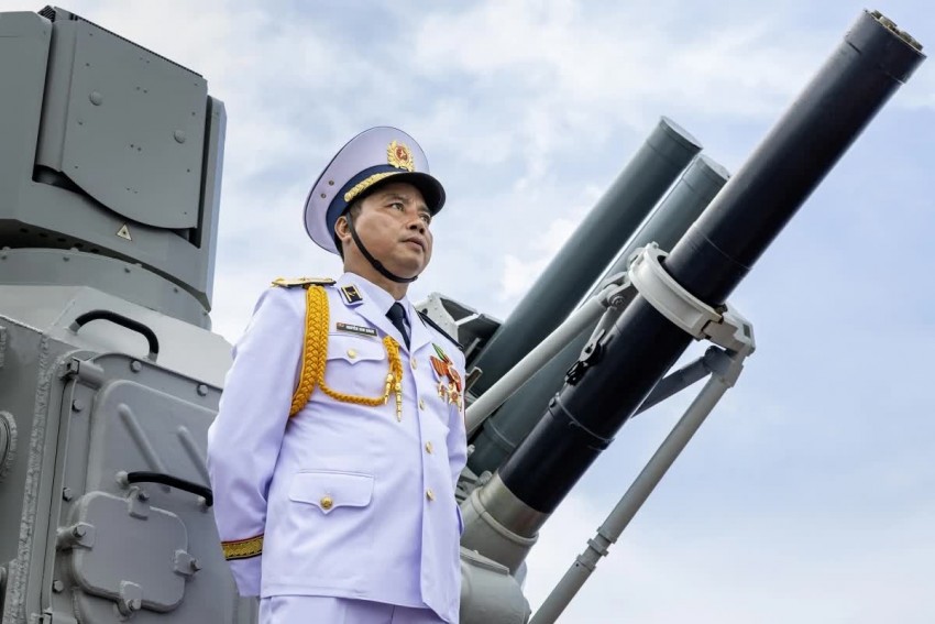 Chuẩn Đô đốc Nguyễn Văn Bách, Phó Tư lệnh - Tham mưu trưởng Quân chủng Hải quân, chỉ huy các lực lượng diễu binh trên biển.