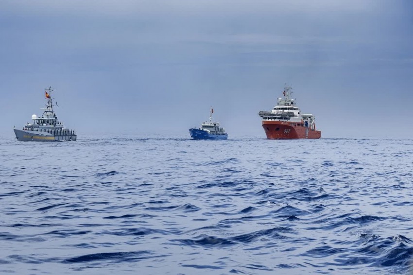 Tàu cứu hộ đa năng và các tàu phục vụ tham gia diễu binh trên biển