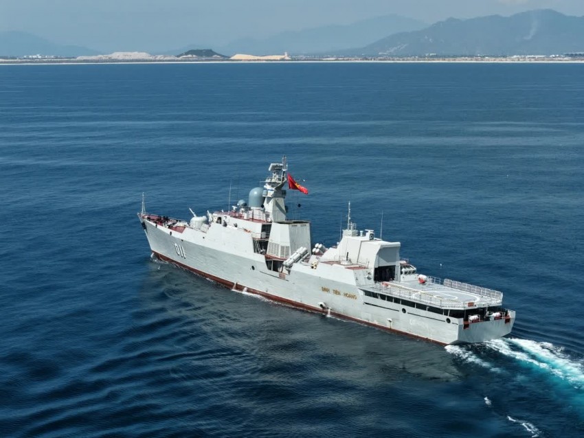 Tàu hộ vệ tên lửa Đinh Tiên Hoàng tham gia diễu binh trên biển