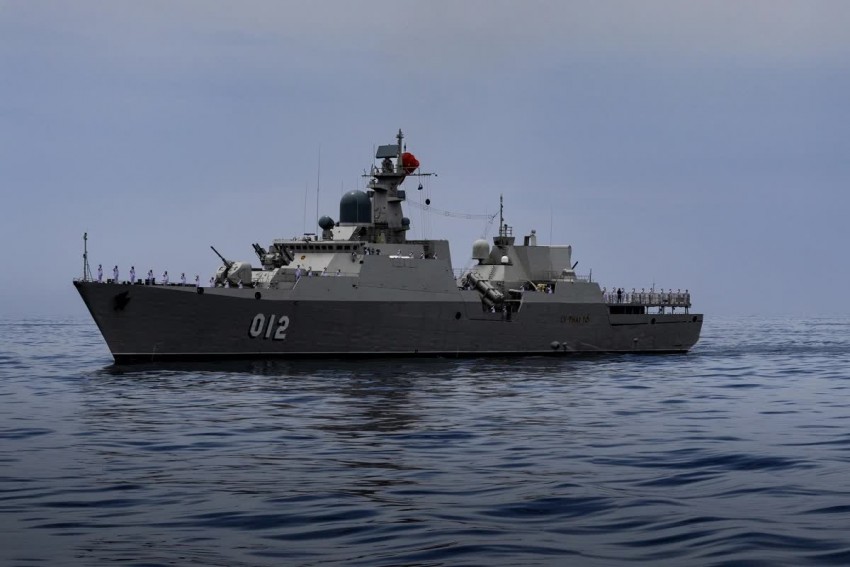 Tàu hộ vệ tên lửa Lý Thái Tổ tham gia diễu binh trên biển.