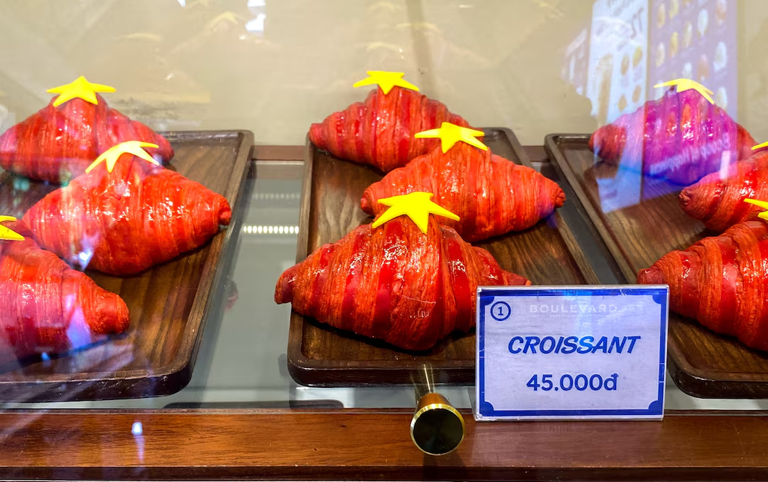 Những chiếc bánh mì được trang trí bằng những ngôi sao vàng được trưng bày tại một tiệm bánh ở Hà Nội, Việt Nam, ngày 31 tháng 8 năm 2025. REUTERS Những chiếc bánh mì được trang trí bằng những ngôi sao vàng được trưng bày tại một tiệm bánh ở Hà Nội, Việt Nam, ngày 31 tháng 8 năm 2025. REUTERS