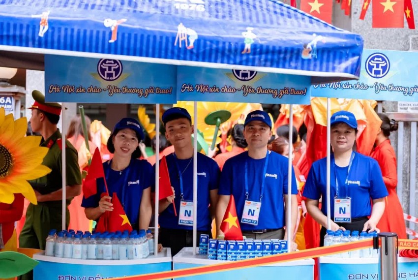 15 điểm tiếp ứng các sản phẩm dinh dưỡng của Vinamilk được triển khai dọc các tuyến đường trọng điểm khá thuận tiện để phục vụ lực lượng làm nhiệm vụ và người dân tham gia cổ vũ. Hòa cùng niềm vui của nhân dân cả nước, vinh dự được nhận nhiệm vụ, đội ngũ tiếp sức dinh dưỡng của Vinamilk luôn vui tươi với tinh thần sẵn sàng phục vụ (Ảnh: Vi Nam)