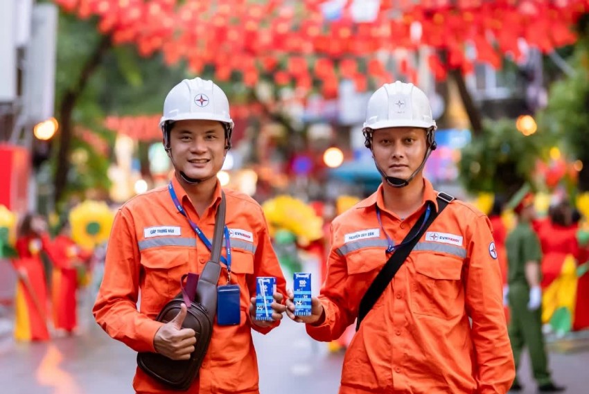 Những thanh niên khỏe mạnh của ngành điện lực cũng cần tiếp thêm dinh dưỡng để đảm bảo sức khỏe suốt thời gian thực hiện nhiệm vụ tại đại lễ (Ảnh: Vi Nam)