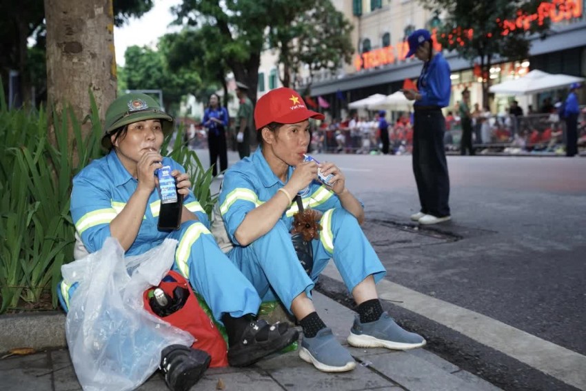 Phút nghỉ ngơi và tiếp thêm chút năng lượng bằng sữa tươi Vinamilk của các chị góp phần quan trọng để đại lễ diễn ra với những tuyến đường sạch sẽ, ngăn nắp (Ảnh: Vi Nam)