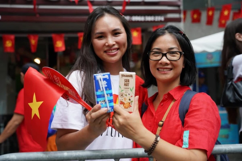 Không chỉ với người dân trong nước, không khí lễ hội đã lan tỏa đến với những người khách nước ngoài đang có mặt tại Hà Nội. Các cô gái nước ngoài hào hứng thưởng thức các sản phẩm sữa của Vinamilk tại 1 điểm tiếp sức dinh dưỡng (Ảnh: Vi Nam)