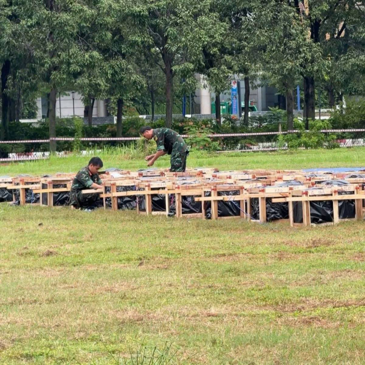 Người dân TP. Hồ Chí Minh đội mưa đợi xem pháo hoa mừng Quốc khánh