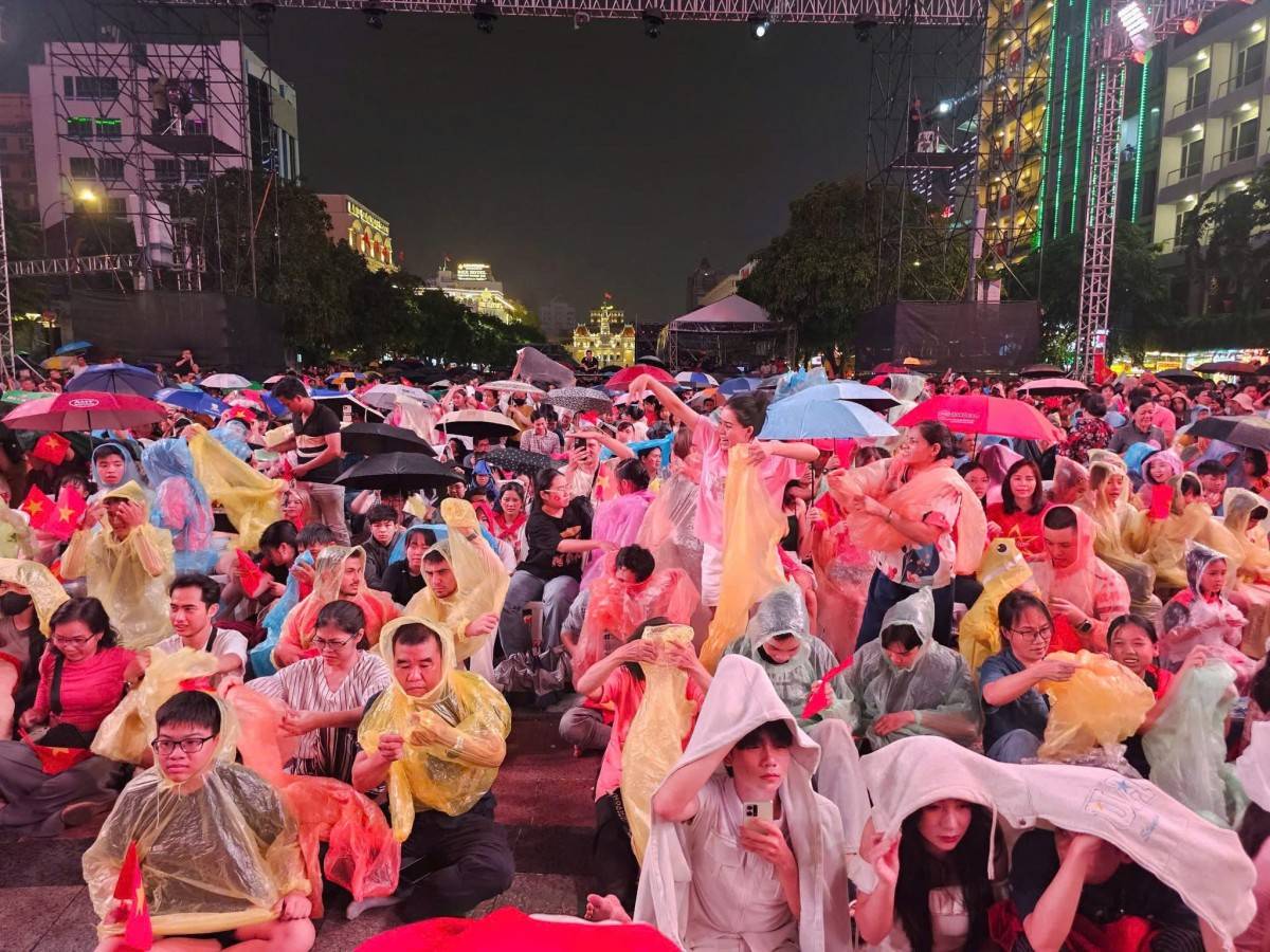 Người dân TP. Hồ Chí Minh đội mưa đợi xem pháo hoa mừng Quốc khánh