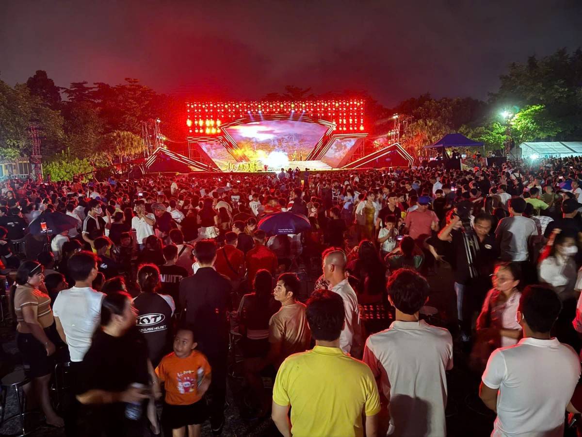 Người dân TP. Hồ Chí Minh đội mưa đợi xem pháo hoa mừng Quốc khánh