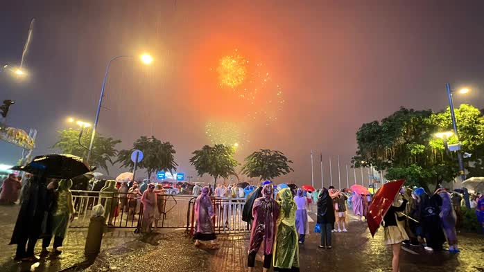 Người dân TP. Hồ Chí Minh đội mưa đợi xem pháo hoa mừng Quốc khánh