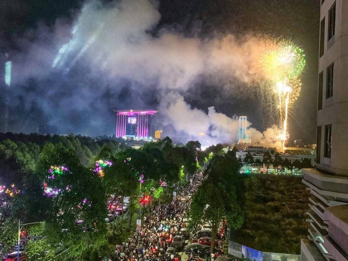 Người dân TP. Hồ Chí Minh đội mưa đợi xem pháo hoa mừng Quốc khánh