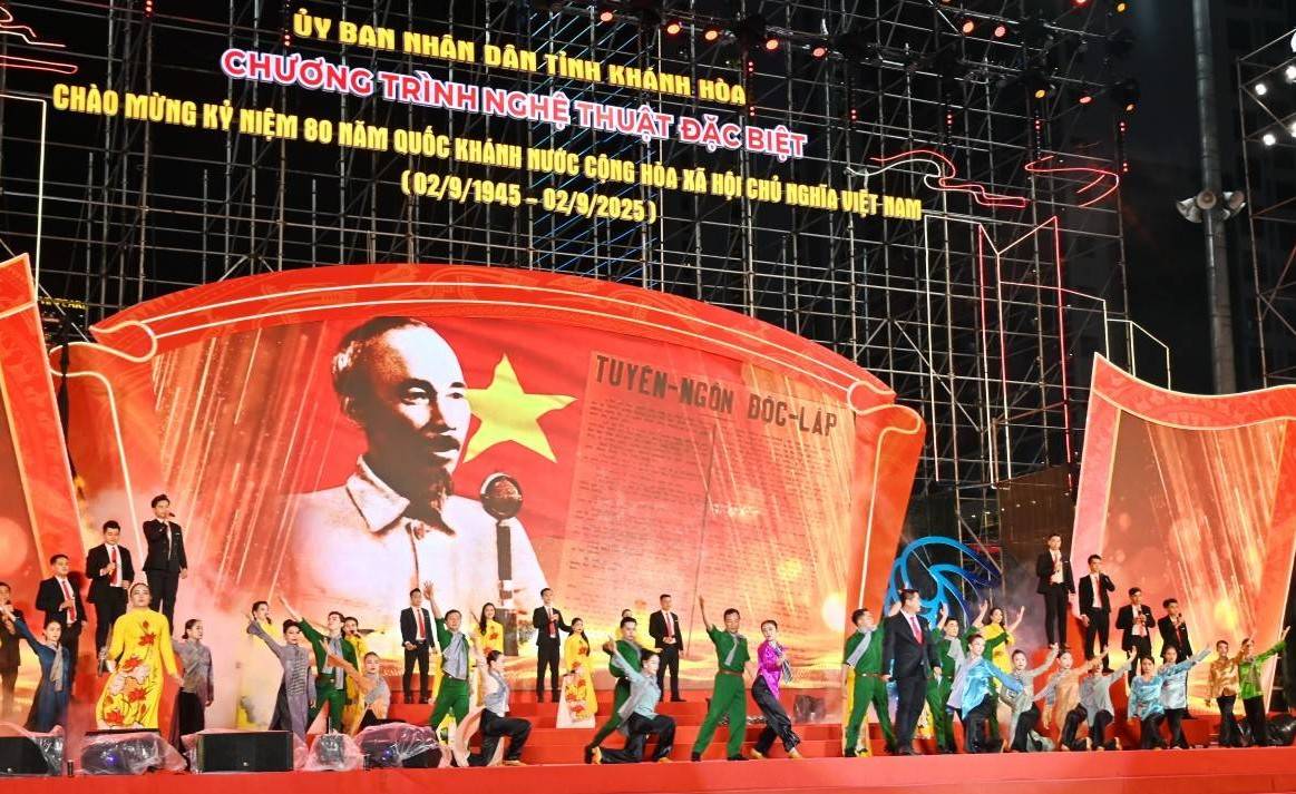 “Vinh quang Tổ quốc ta” – Đêm nghệ thuật rực sáng tại Khánh Hòa