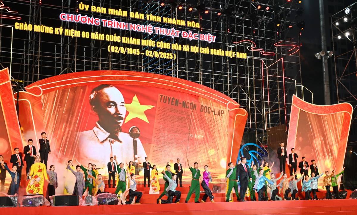 “Vinh quang Tổ quốc ta” – Đêm nghệ thuật rực sáng tại Khánh Hòa
