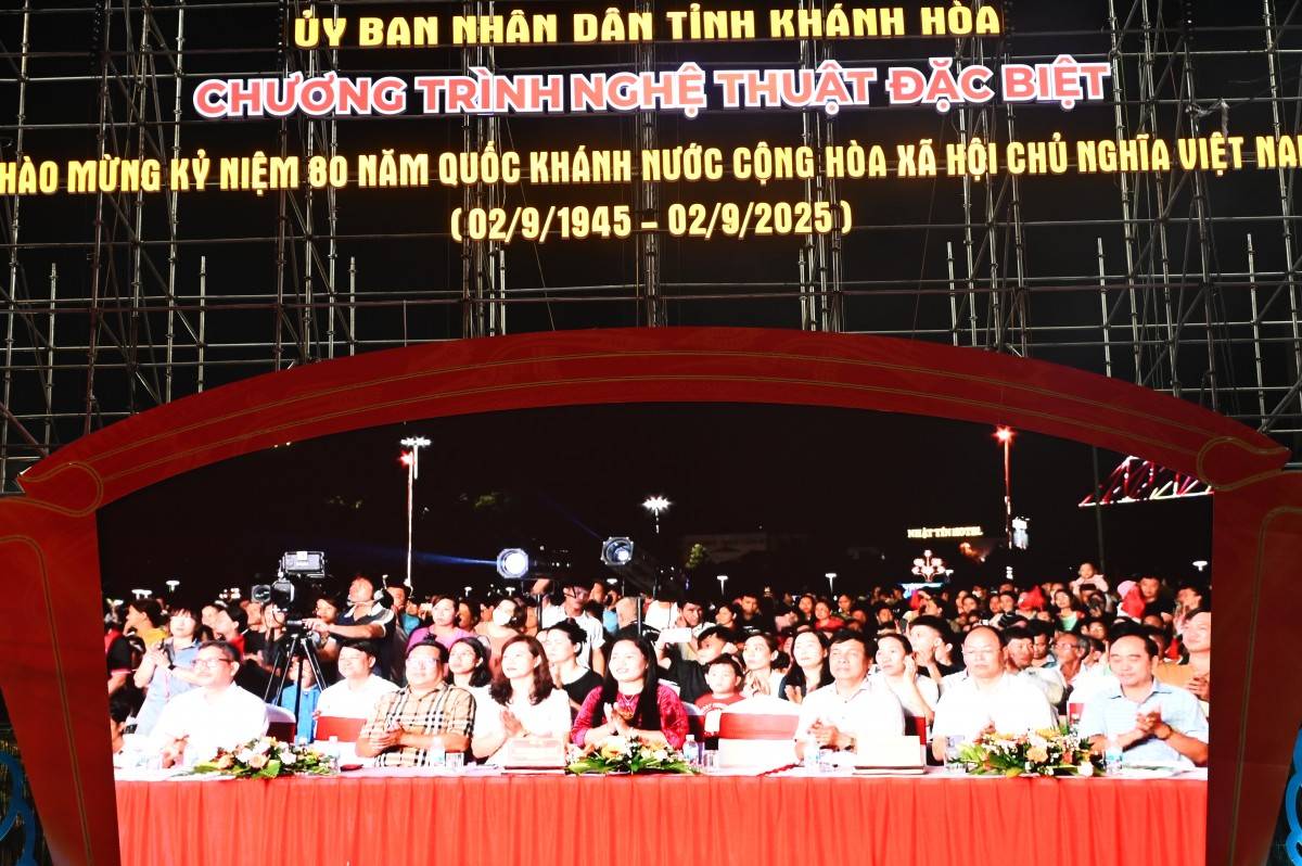 “Vinh quang Tổ quốc ta” – Đêm nghệ thuật rực sáng tại Khánh Hòa
