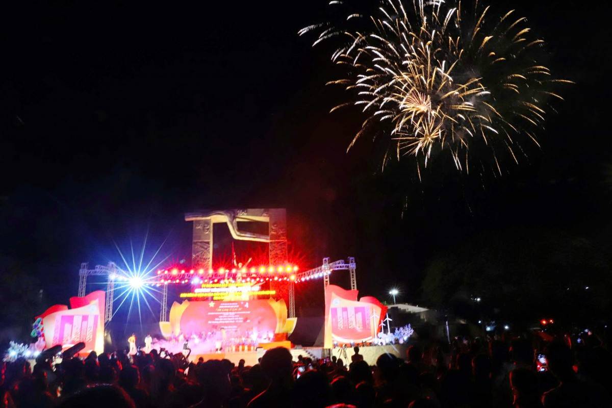 “Vinh quang Tổ quốc ta” – Đêm nghệ thuật rực sáng tại Khánh Hòa