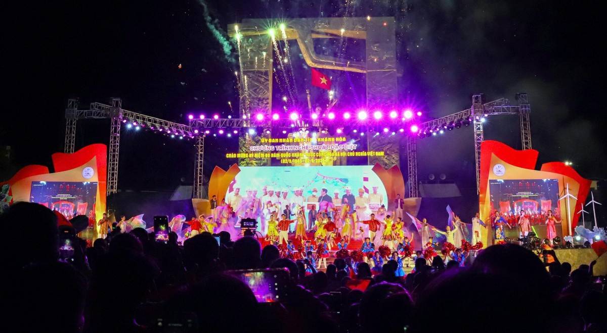 “Vinh quang Tổ quốc ta” – Đêm nghệ thuật rực sáng tại Khánh Hòa