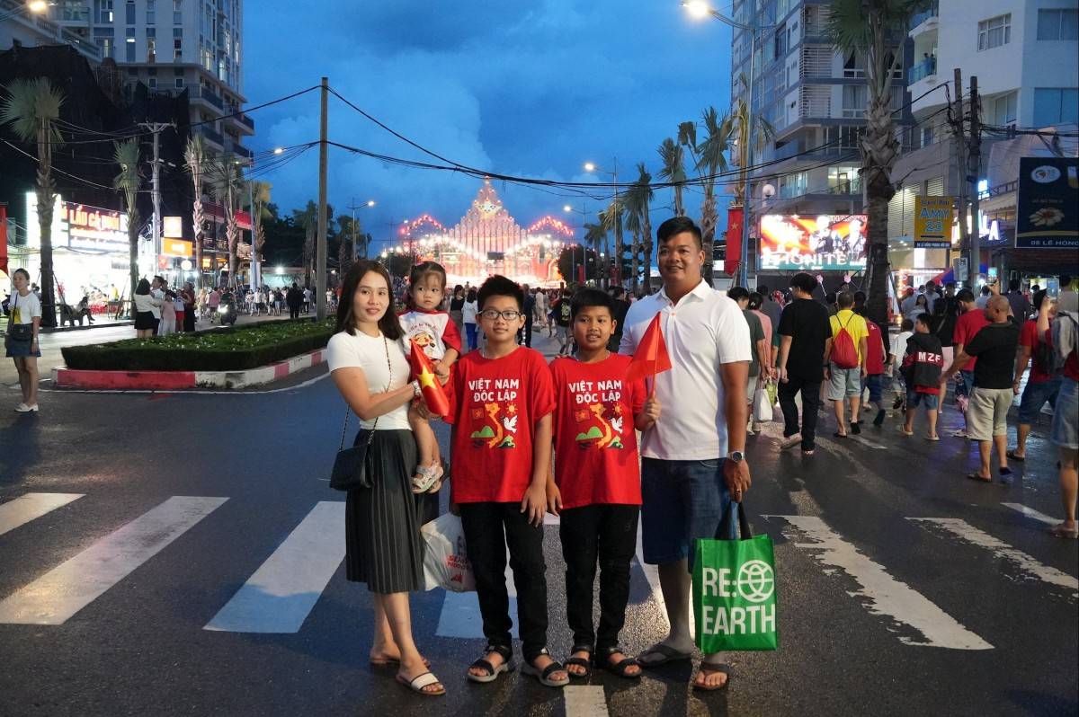 Bí thư Thành uỷ Trần Lưu Quang dự văn nghệ chào mừng Quốc khánh tại phường Vũng Tàu, TP. Hồ Chí Minh